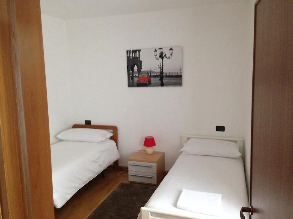 De La Tour Hotel Tirano 0*,