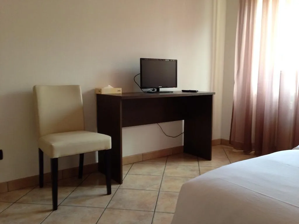 De La Tour Hotel Tirano Guest house
